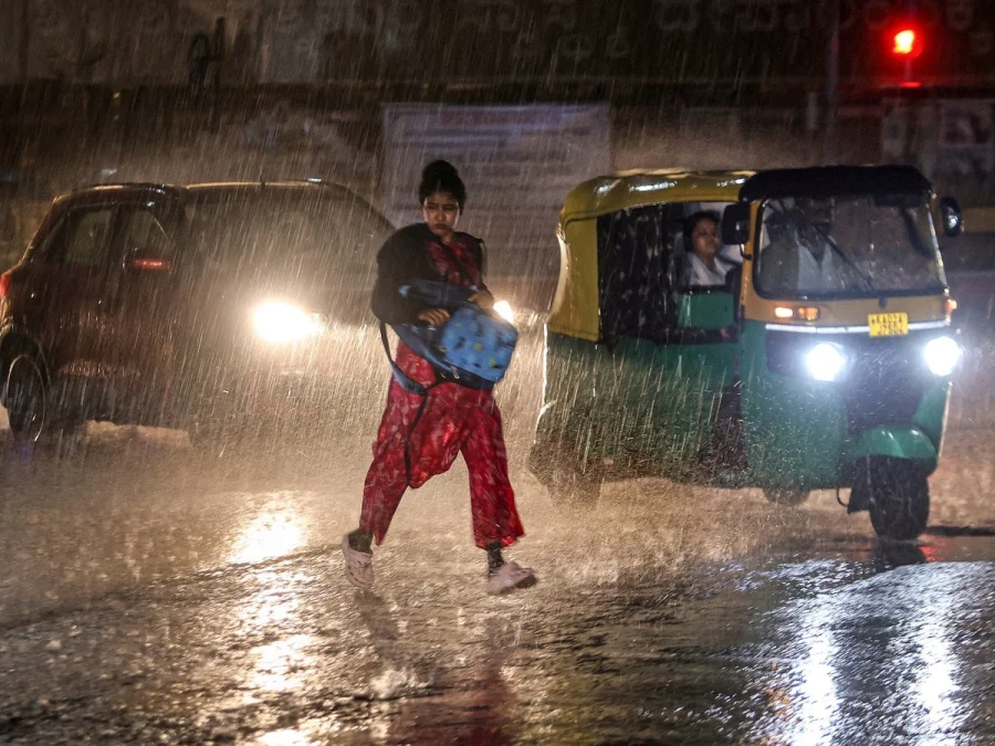 उमस वाली गर्मी से राहत, 8 डिग्री तक गिरेगा तापमान; कल से विनाशकारी आंधी-तूफान का अलर्ट