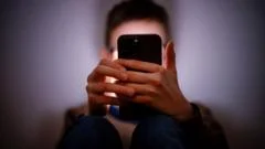Starmer tells Apple and Google to ban nude images on children's phones