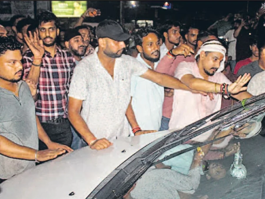 झारखंड के जमशेदपुर में करणी सेना के नेता की मौत से भारी बवाल, घंटों हंगामा, SP की गाड़ी तक तोड़फोड़