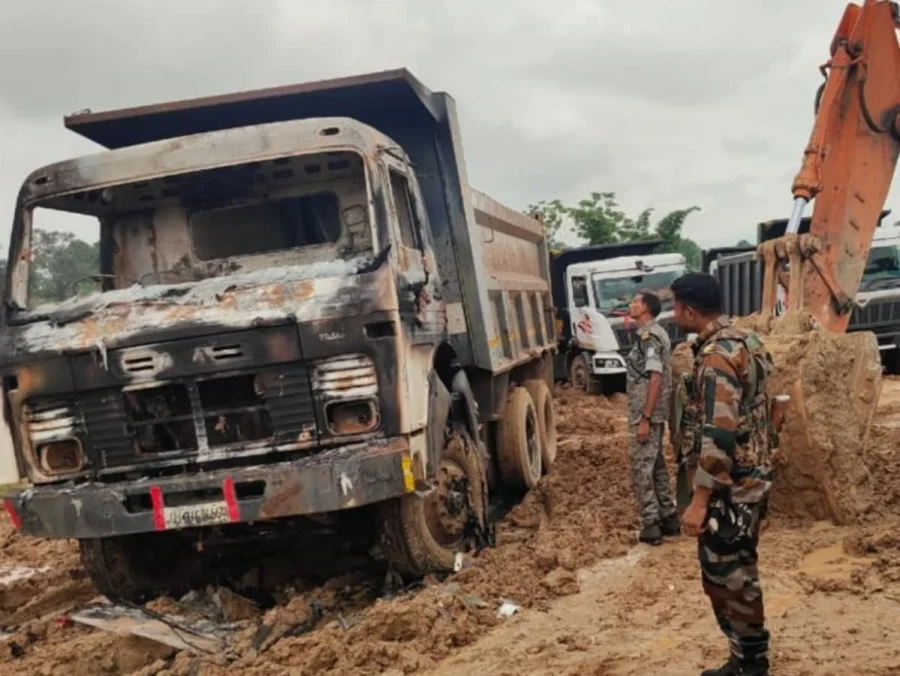 लोहरदगा में अपराधियों का खौफ, बाईपास निर्माण साइट पर गार्ड को मारी गोली; हाईवा में पेट्रोल छिड़क लगा दी आग