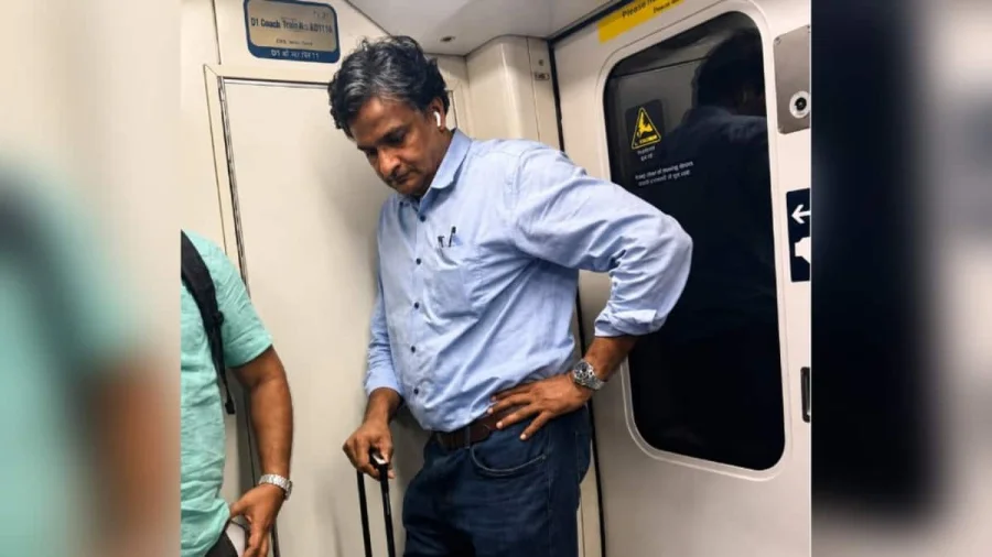 ICC World Cup Finalist & India Fast-Bowling Great Spotted Travelling On Metro