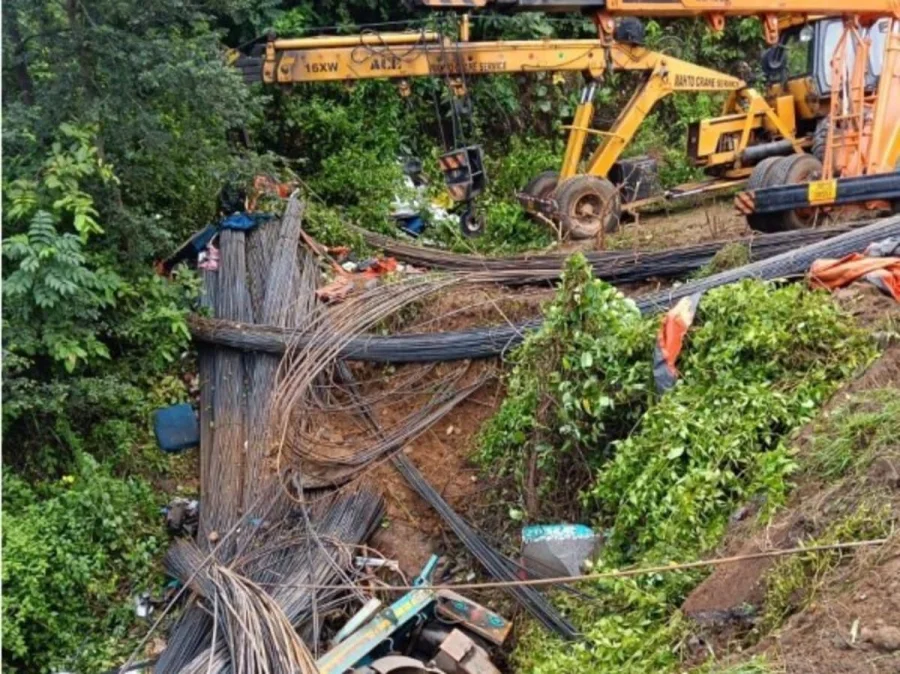 रामगढ़ में बड़ा हादसा, 20 फीट गहरी खाई में पलटा ट्रेलर; 2 की मौत