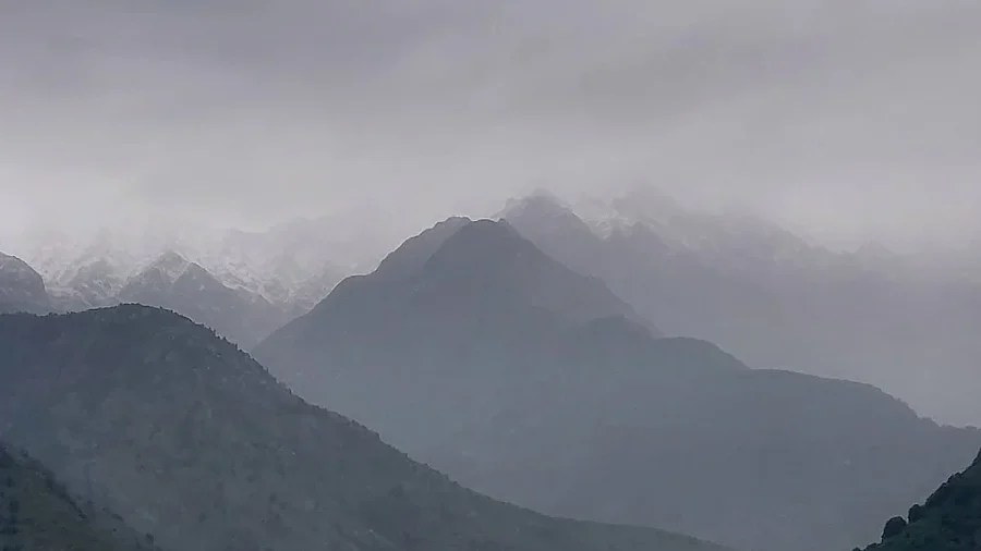 Season’s first snowfall blankets higher reaches of Gulmarg and Gurez